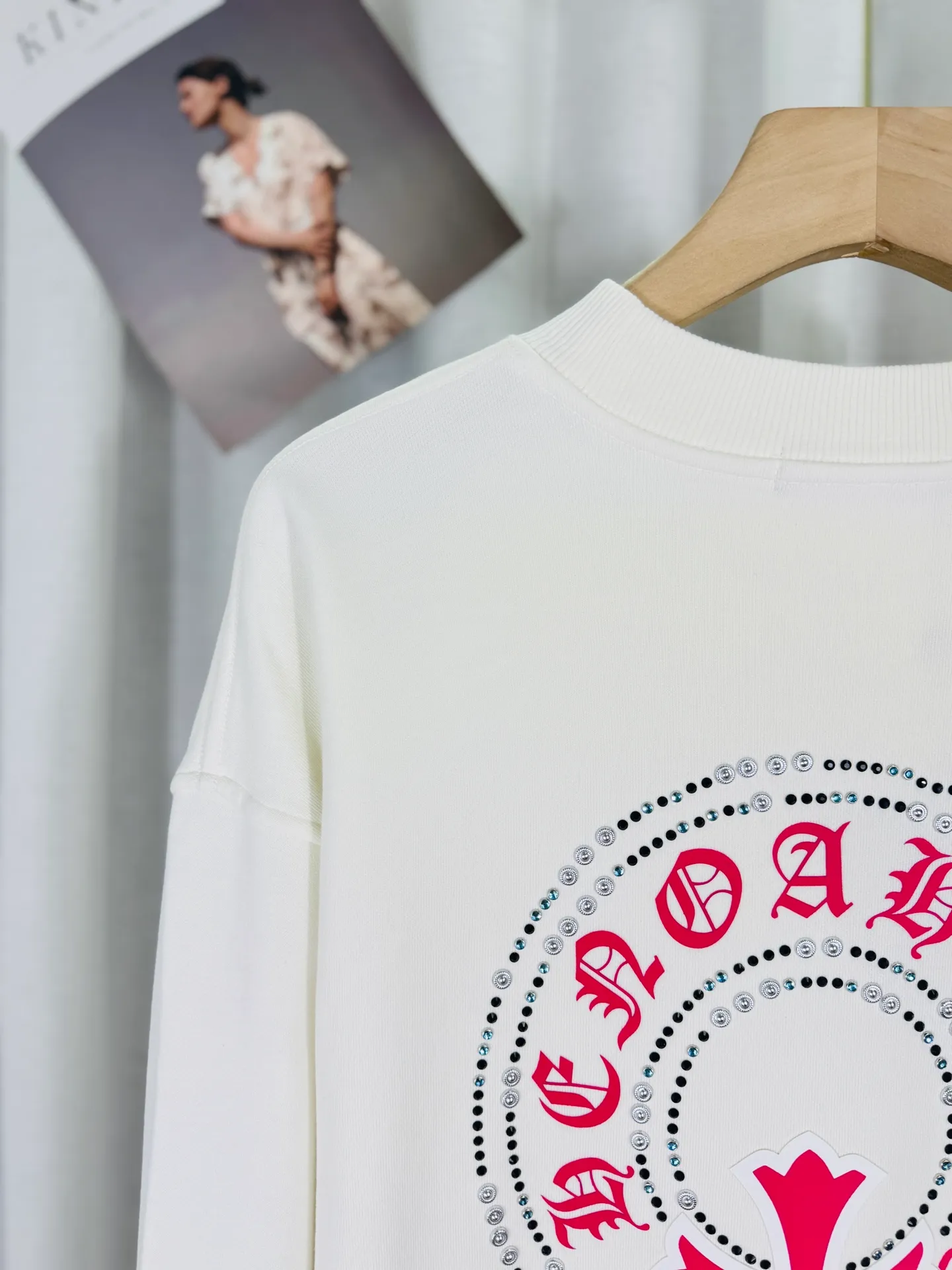 P260 top version, real shot without P, ​​different from market currency) 𝗖𝗵𝗿𝗼𝗺𝗲 𝗛𝗲𝗮𝗿𝘁𝘀/Cro Heart 2025 Reflective Embroidery Beads Compass Embroidery Autumn and Winter New Original Counter American Laser Burnt 3D Diamond Embroidery Couple Casual Sweater 👑The highest version! Customized fabric 420g tripe terry fabric! American acid-washed and distressed original fabric laser burnt ✟appliqué embroidery and exquisite embroidery of letters! The best-selling model in the counter, very comfortable to wear. Accessories: original molded and authenticated collar label➕100% silk wash label. Genuine purchase-grade original hangtag➕matching hanging rope➕3D hanging beads➕original packaging bag. Craftsmanship: The original version has consistent wiring! The highest version of the armhole matching technique! Color: Black White Size: S M L XL Style No.: 9321